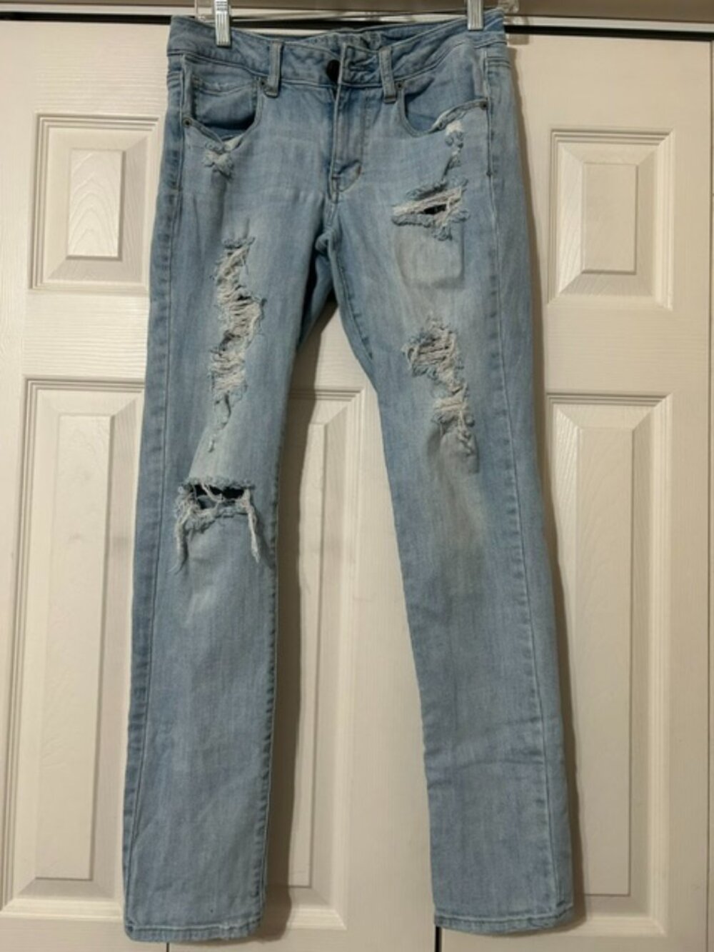 AE Light Wash Distressed Skinny Jeans (6)